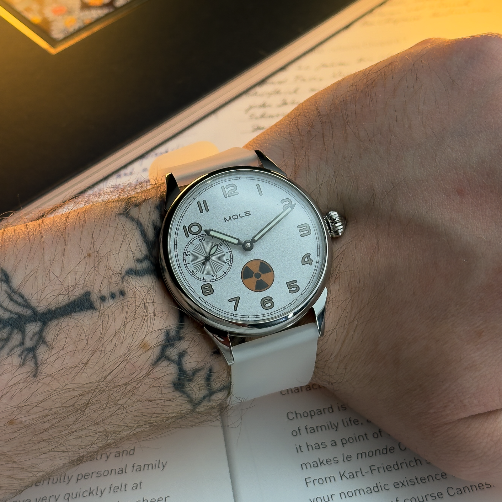 Mole Men's Manual Mechanical Watch – White Dial Radiation Design Wristwatch