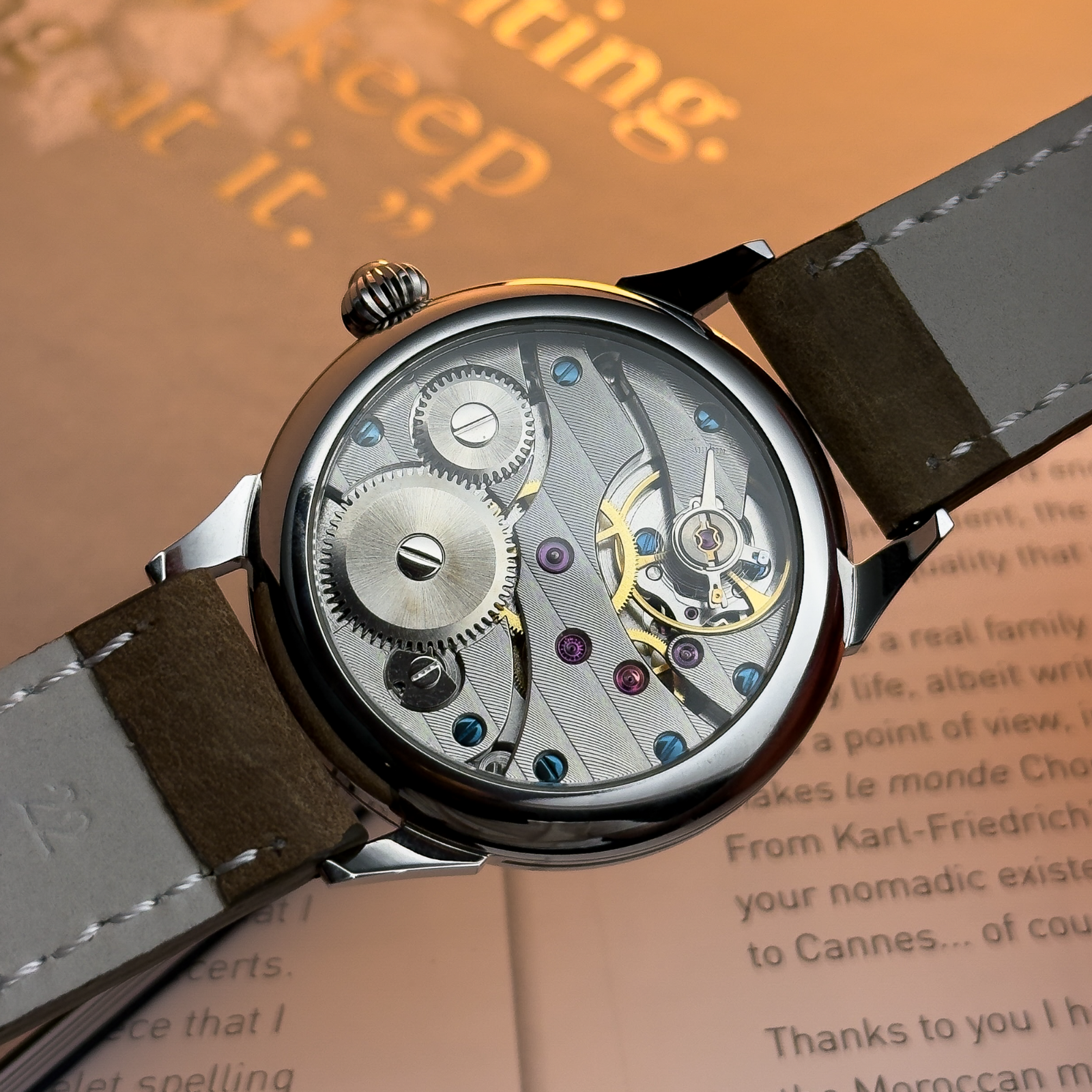 Mole Men's Manual Mechanical Watch – White Dial Radiation Design Wristwatch