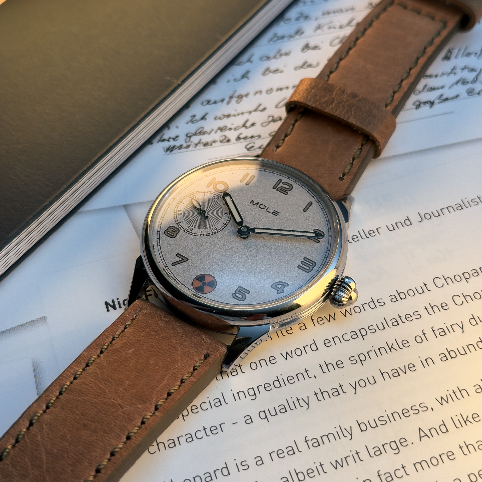 Mole Men's Manual Mechanical Watch – White Dial Radiation Design Wristwatch
