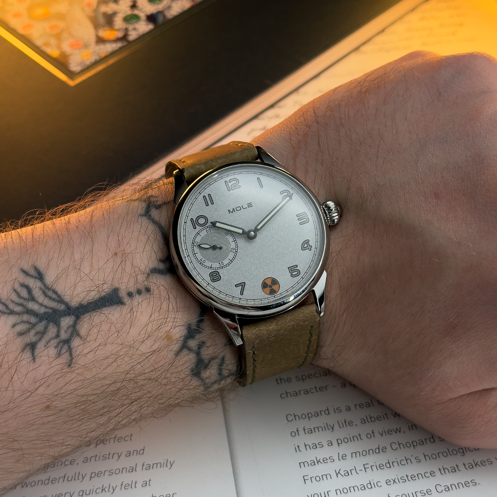 Mole Men's Manual Mechanical Watch – White Dial Radiation Design Wristwatch